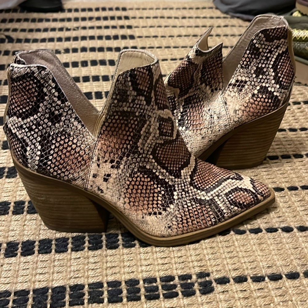 Vince Camuto Gigietta Snip-Toe Embossed Snakeskin Bootie In Spiced Sand